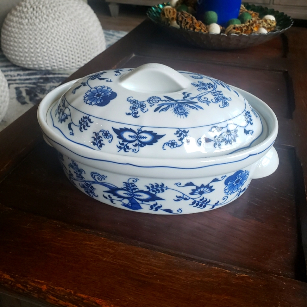 Blue Danube 1.5 Qt. Oval covered casserole